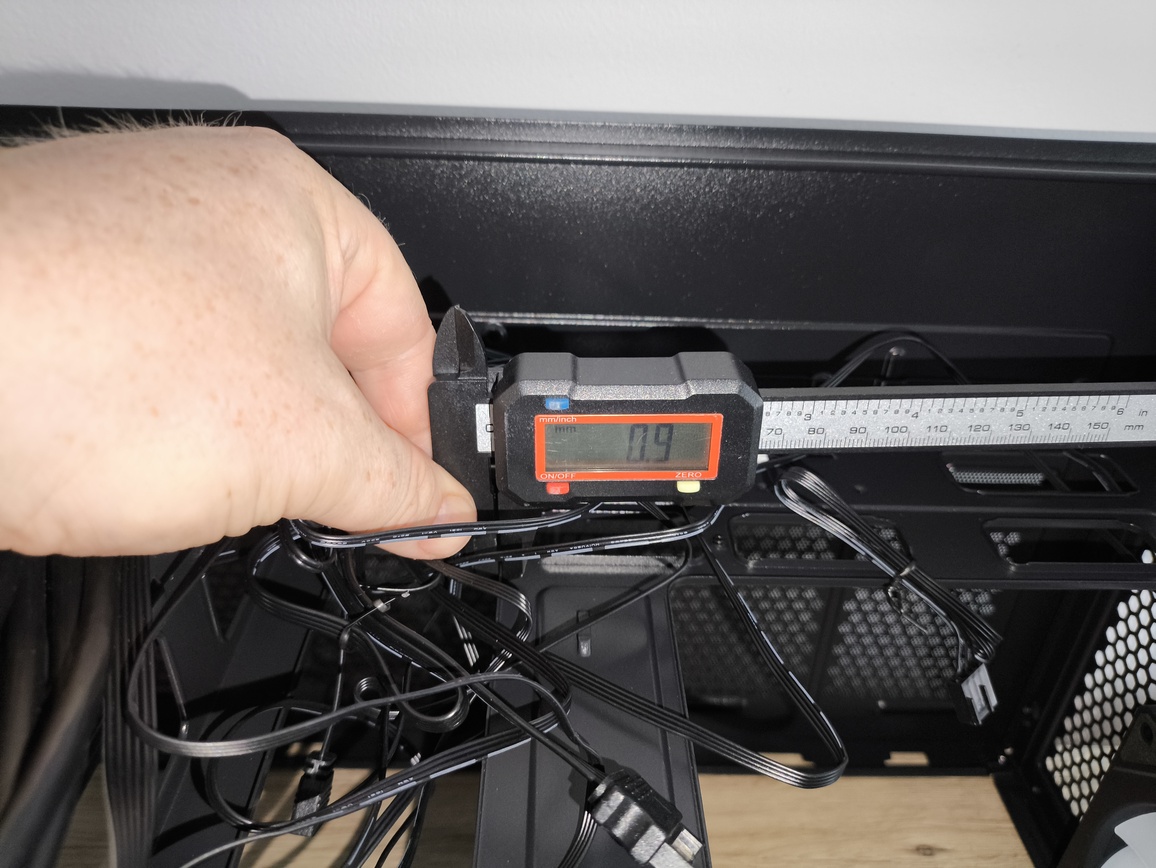 Krux Tano - test obudowy. Taki Krux Empero ale posiadający frontowy obły panel szklany