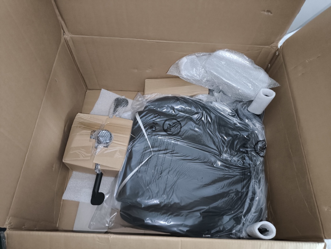 Test fotela gamingowego do komputera Huzaro Force 8.3 Carbon. Warto kupić ? Owszem, i to bardzo