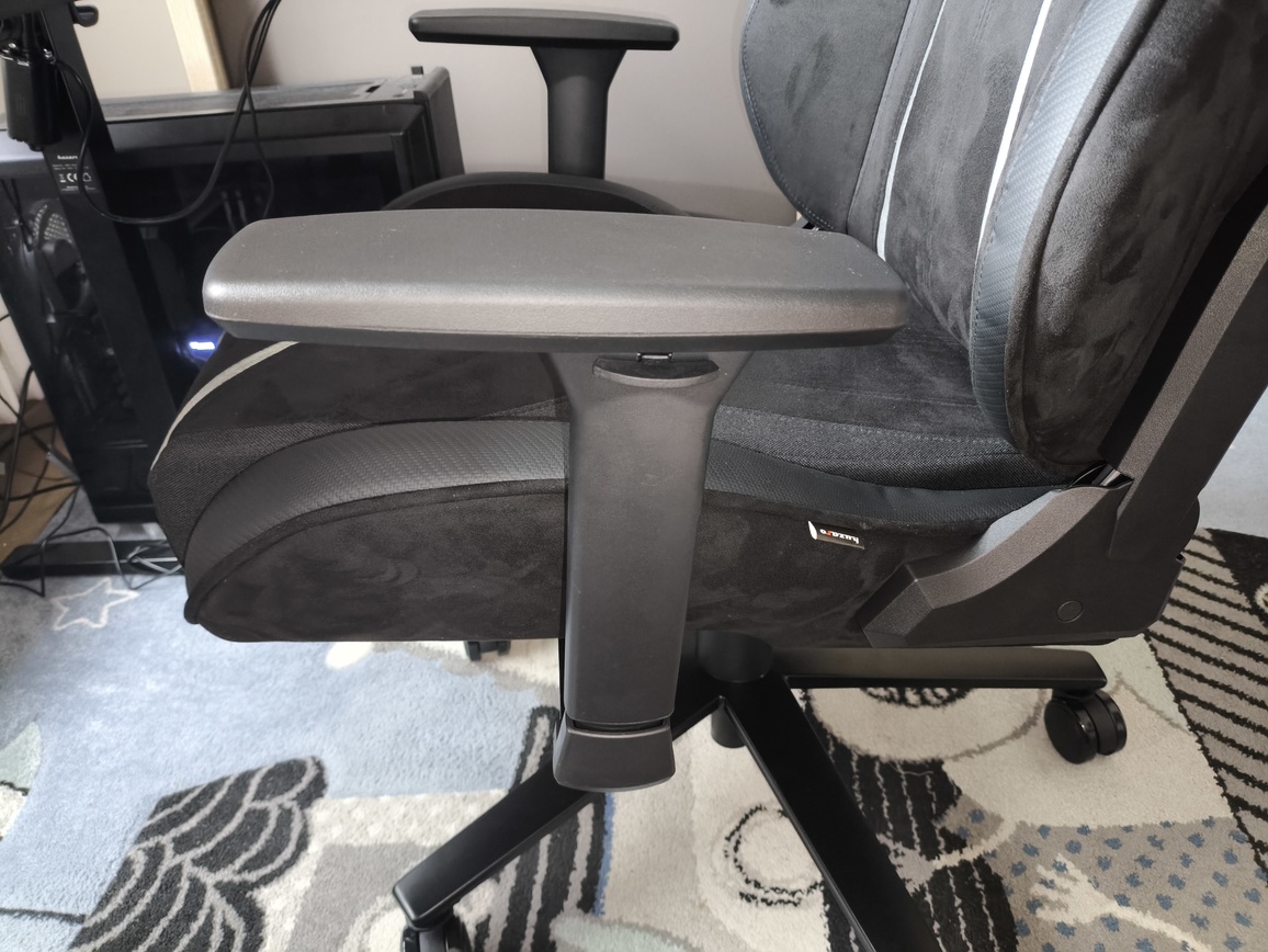 Test fotela gamingowego do komputera Huzaro Force 8.3 Carbon. Warto kupić ? Owszem, i to bardzo