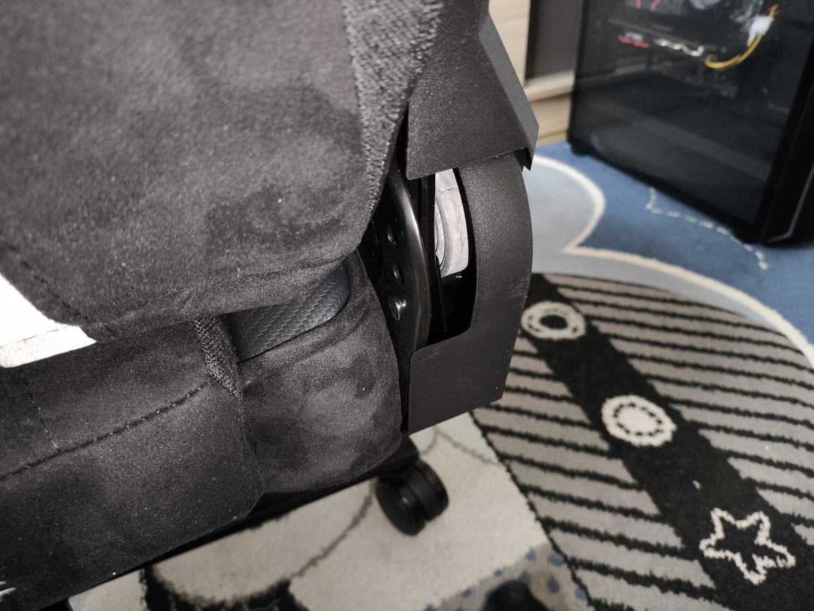 Test fotela gamingowego do komputera Huzaro Force 8.3 Carbon. Warto kupić ? Owszem, i to bardzo