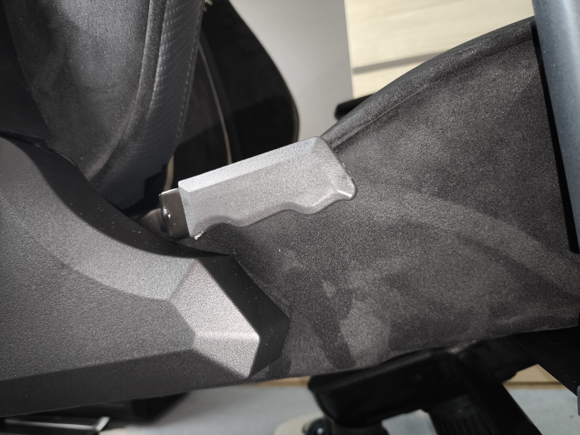 Test fotela gamingowego do komputera Huzaro Force 8.3 Carbon. Warto kupić ? Owszem, i to bardzo