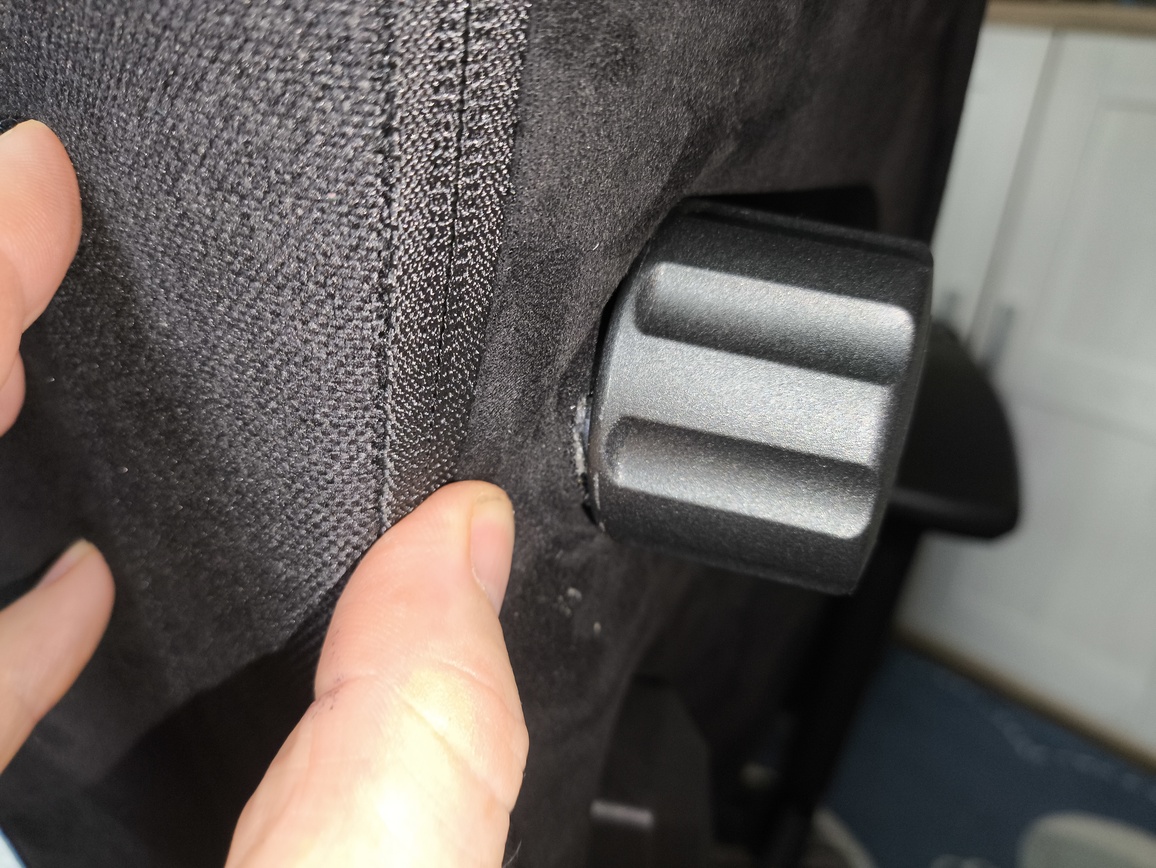 Test fotela gamingowego do komputera Huzaro Force 8.3 Carbon. Warto kupić ? Owszem, i to bardzo