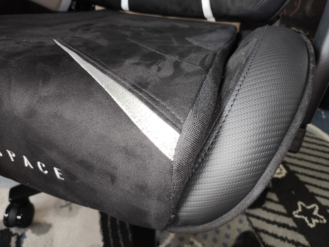 Test fotela gamingowego do komputera Huzaro Force 8.3 Carbon. Warto kupić ? Owszem, i to bardzo