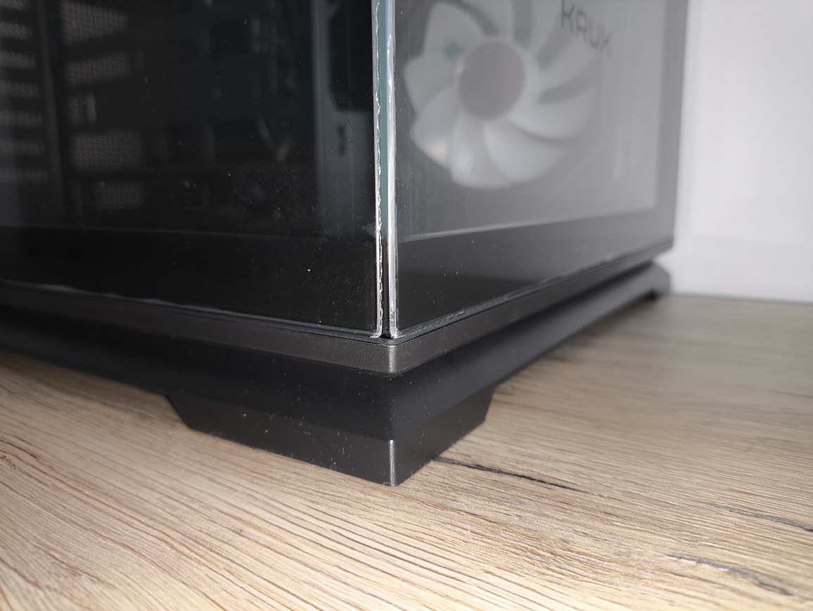 Krux Atron. Test taniej obudowy typu akwarium. Czy warto kupić szklaną obudowę PC?