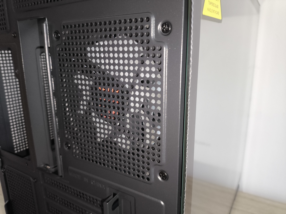 Krux Atron. Test taniej obudowy typu akwarium. Czy warto kupić szklaną obudowę PC?