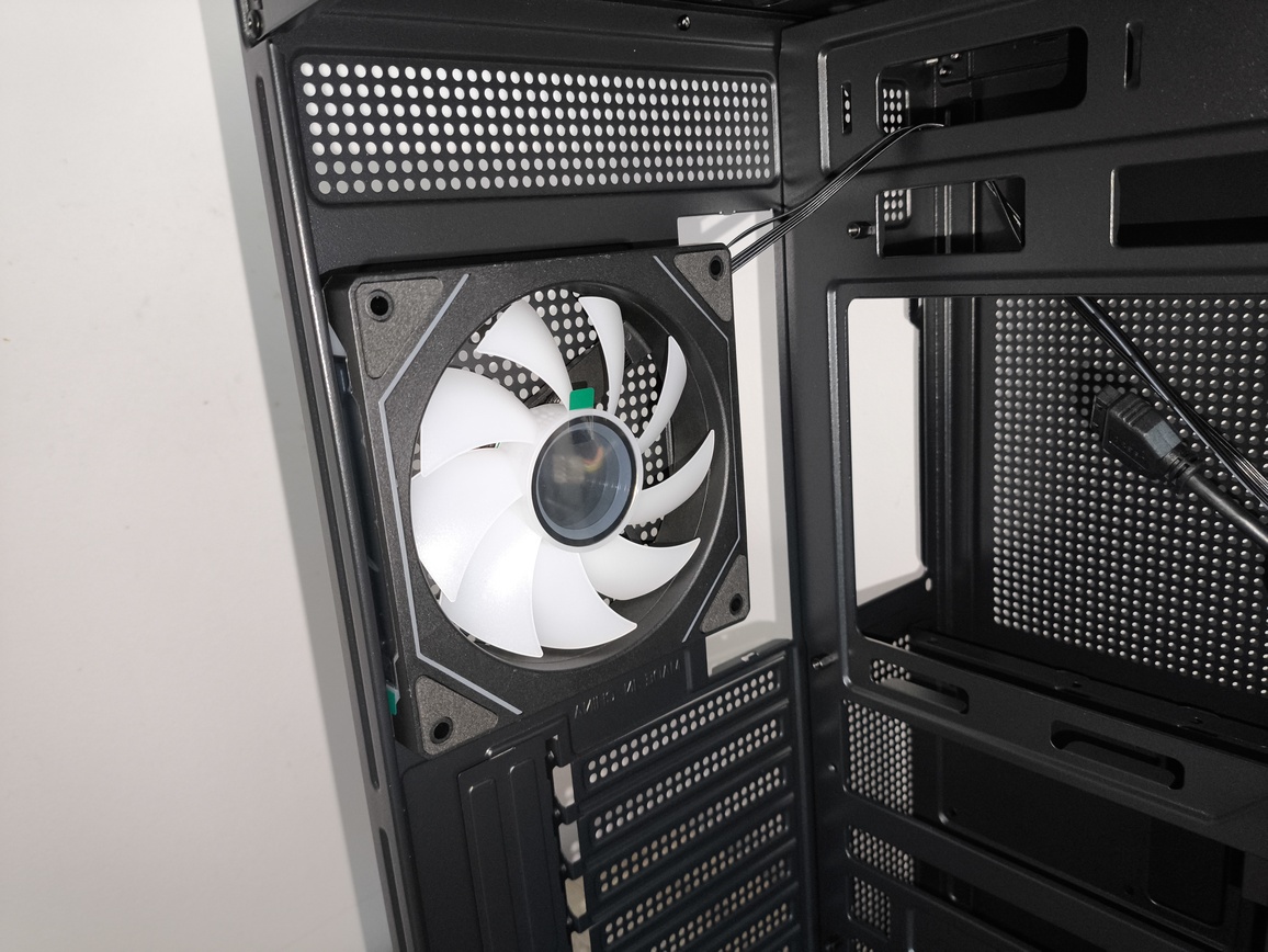 Krux Atron. Test taniej obudowy typu akwarium. Czy warto kupić szklaną obudowę PC?