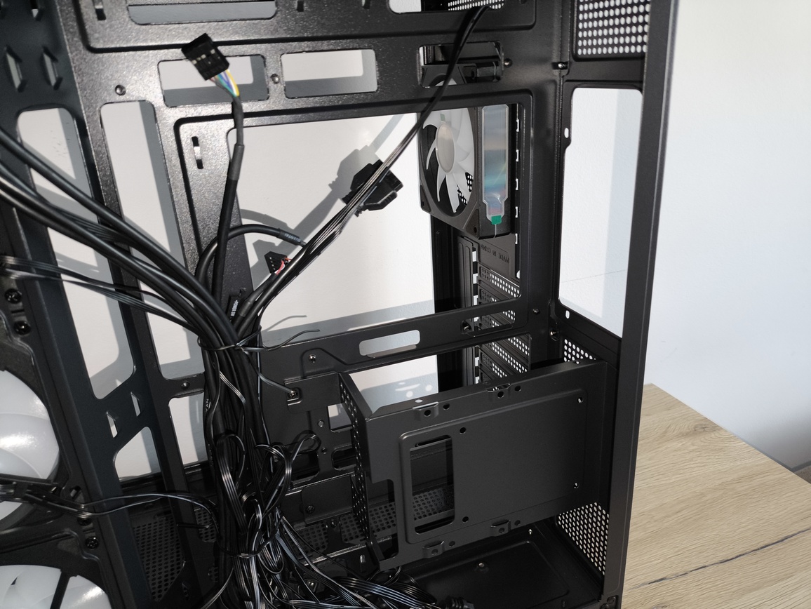 Krux Atron. Test taniej obudowy typu akwarium. Czy warto kupić szklaną obudowę PC?