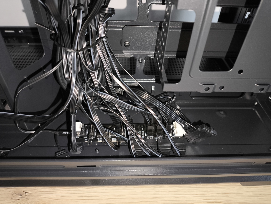 Krux Atron. Test taniej obudowy typu akwarium. Czy warto kupić szklaną obudowę PC?