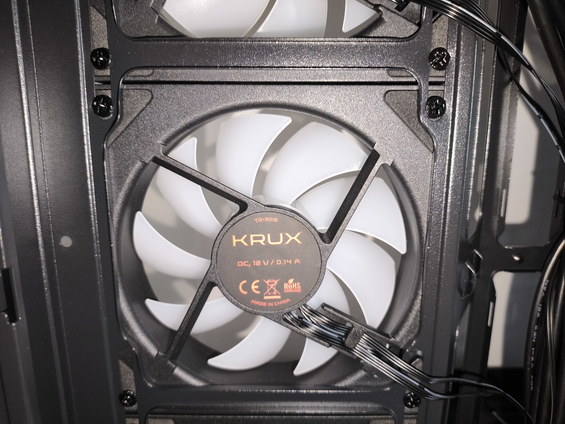 Krux Atron. Test taniej obudowy typu akwarium. Czy warto kupić szklaną obudowę PC?