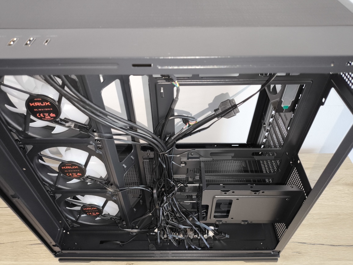 Krux Atron. Test taniej obudowy typu akwarium. Czy warto kupić szklaną obudowę PC?