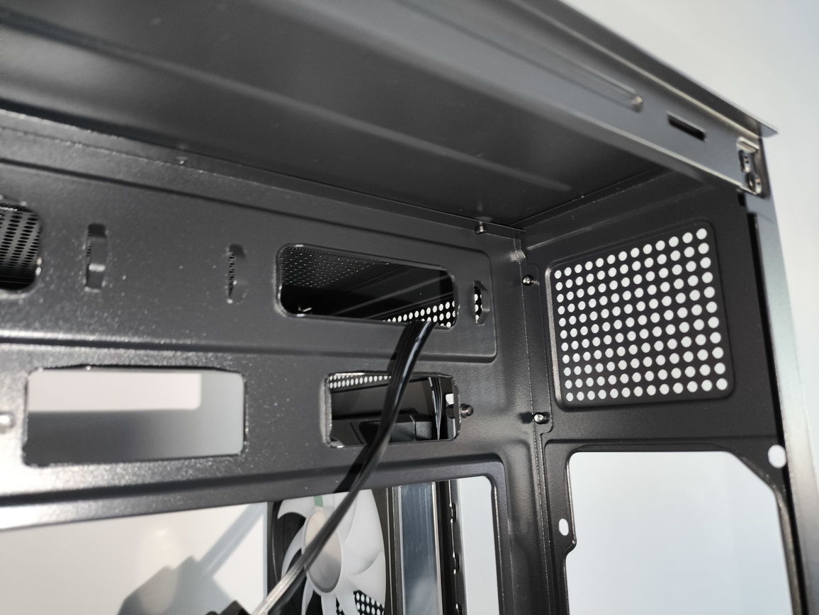 Krux Atron. Test taniej obudowy typu akwarium. Czy warto kupić szklaną obudowę PC?
