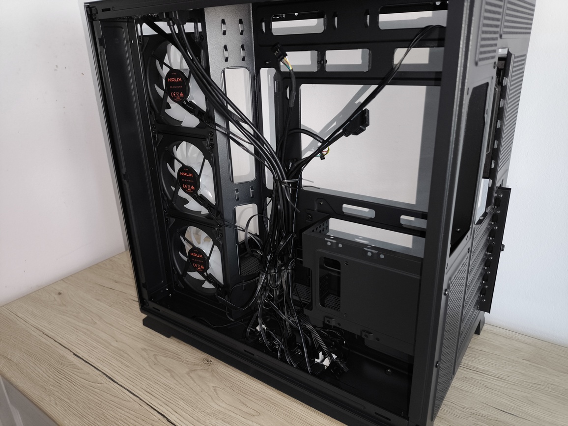 Krux Atron. Test taniej obudowy typu akwarium. Czy warto kupić szklaną obudowę PC?