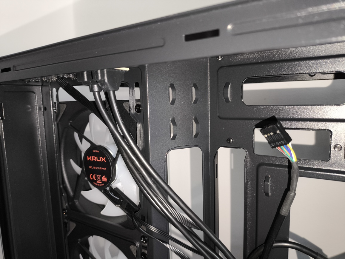 Krux Atron. Test taniej obudowy typu akwarium. Czy warto kupić szklaną obudowę PC?