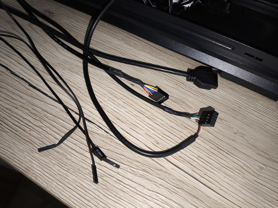 Krux Atron. Test taniej obudowy typu akwarium. Czy warto kupić szklaną obudowę PC?