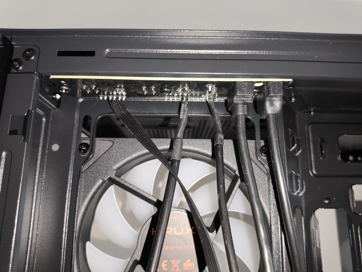 Krux Atron. Test taniej obudowy typu akwarium. Czy warto kupić szklaną obudowę PC?