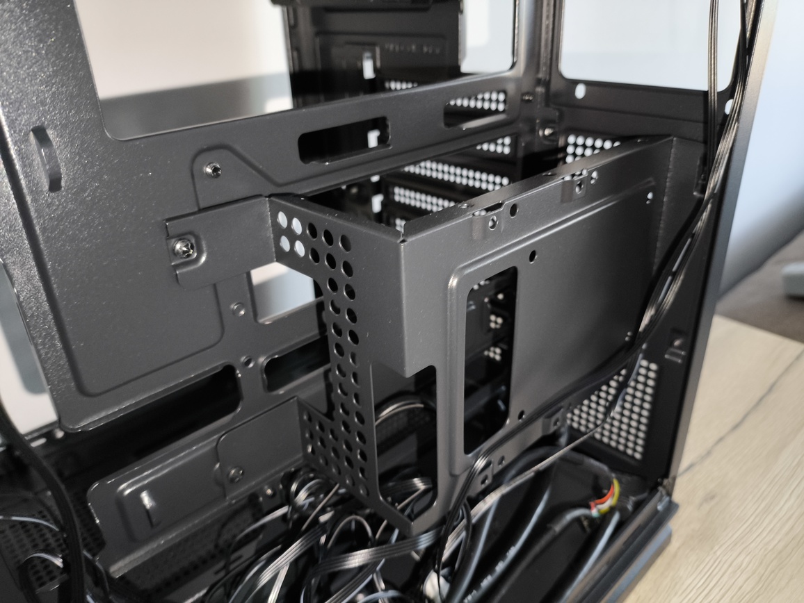 Krux Atron. Test taniej obudowy typu akwarium. Czy warto kupić szklaną obudowę PC?