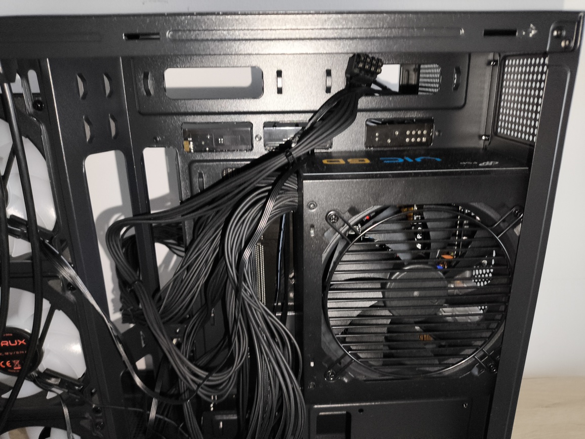 Krux Atron. Test taniej obudowy typu akwarium. Czy warto kupić szklaną obudowę PC?