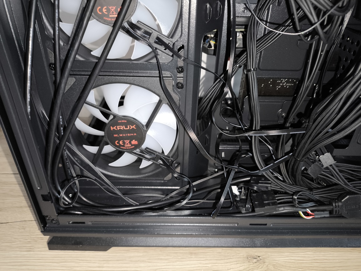 Krux Atron. Test taniej obudowy typu akwarium. Czy warto kupić szklaną obudowę PC?