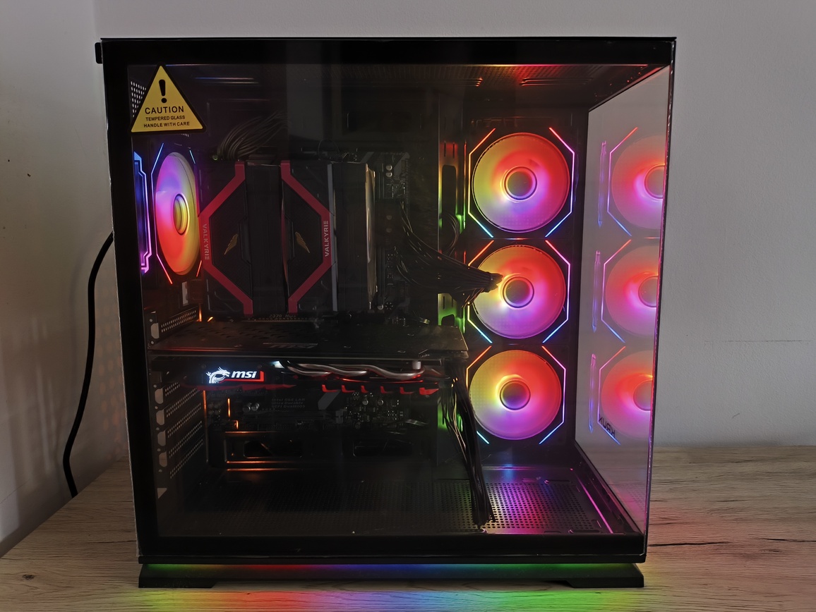 Krux Atron. Test taniej obudowy typu akwarium. Czy warto kupić szklaną obudowę PC?