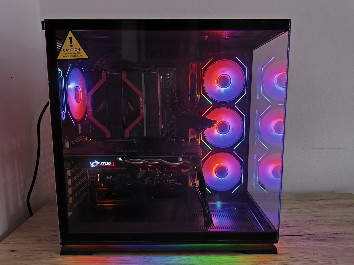 Krux Atron. Test taniej obudowy typu akwarium. Czy warto kupić szklaną obudowę PC?