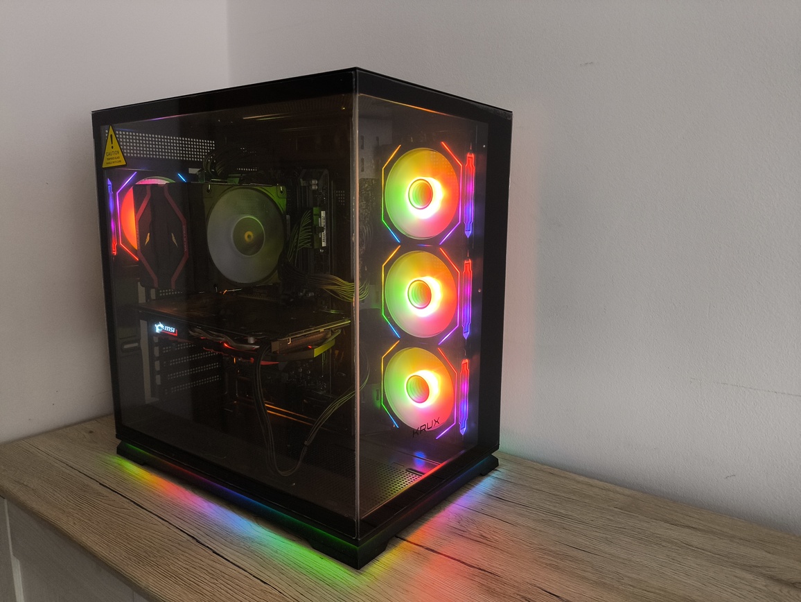 Krux Atron. Test taniej obudowy typu akwarium. Czy warto kupić szklaną obudowę PC?