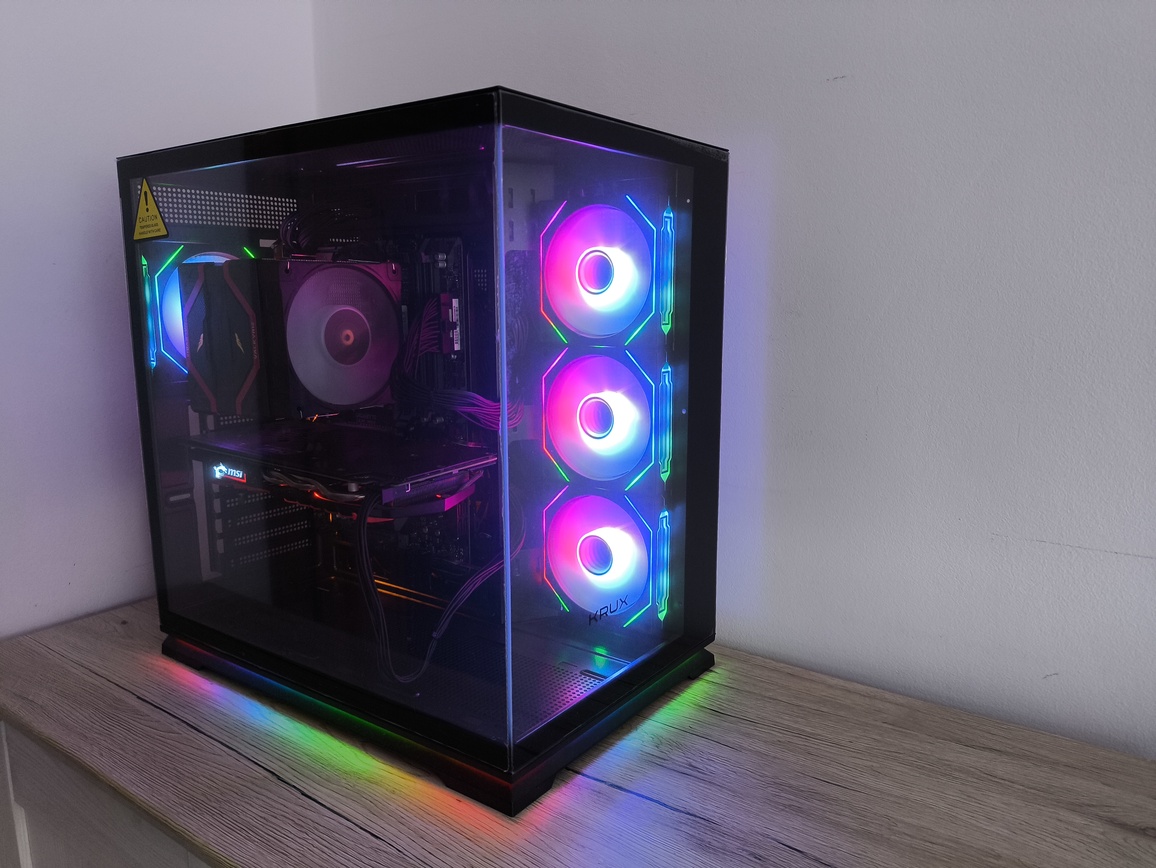 Krux Atron. Test taniej obudowy typu akwarium. Czy warto kupić szklaną obudowę PC?