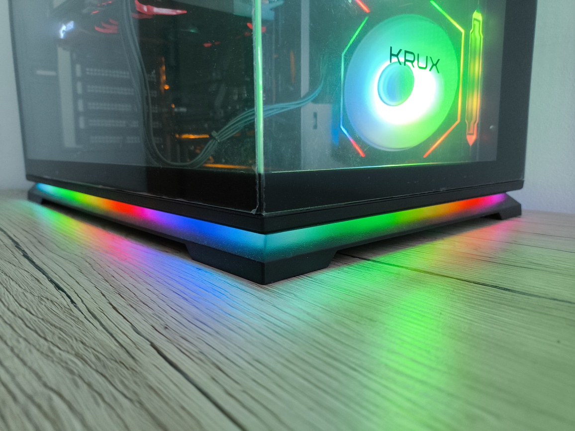 Krux Atron. Test taniej obudowy typu akwarium. Czy warto kupić szklaną obudowę PC?