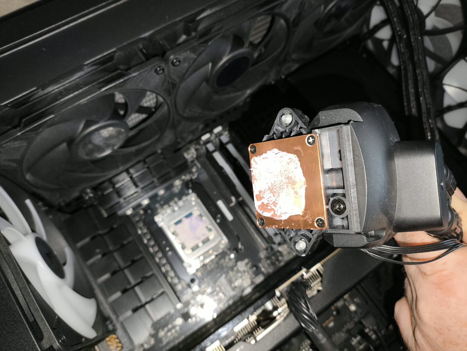 Arctic Liquid Freezer III Pro 420 black - test bardzo wydajnego chłodzenia AIO. Jednak aby go używać, trzeba mieć odpowiednią obudowę