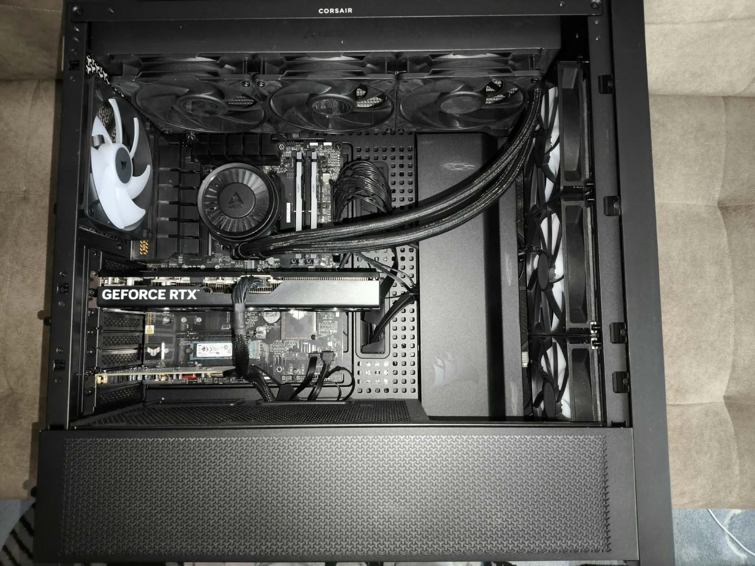 Arctic Liquid Freezer III Pro 420 black - test bardzo wydajnego chłodzenia AIO. Jednak aby go używać, trzeba mieć odpowiednią obudowę