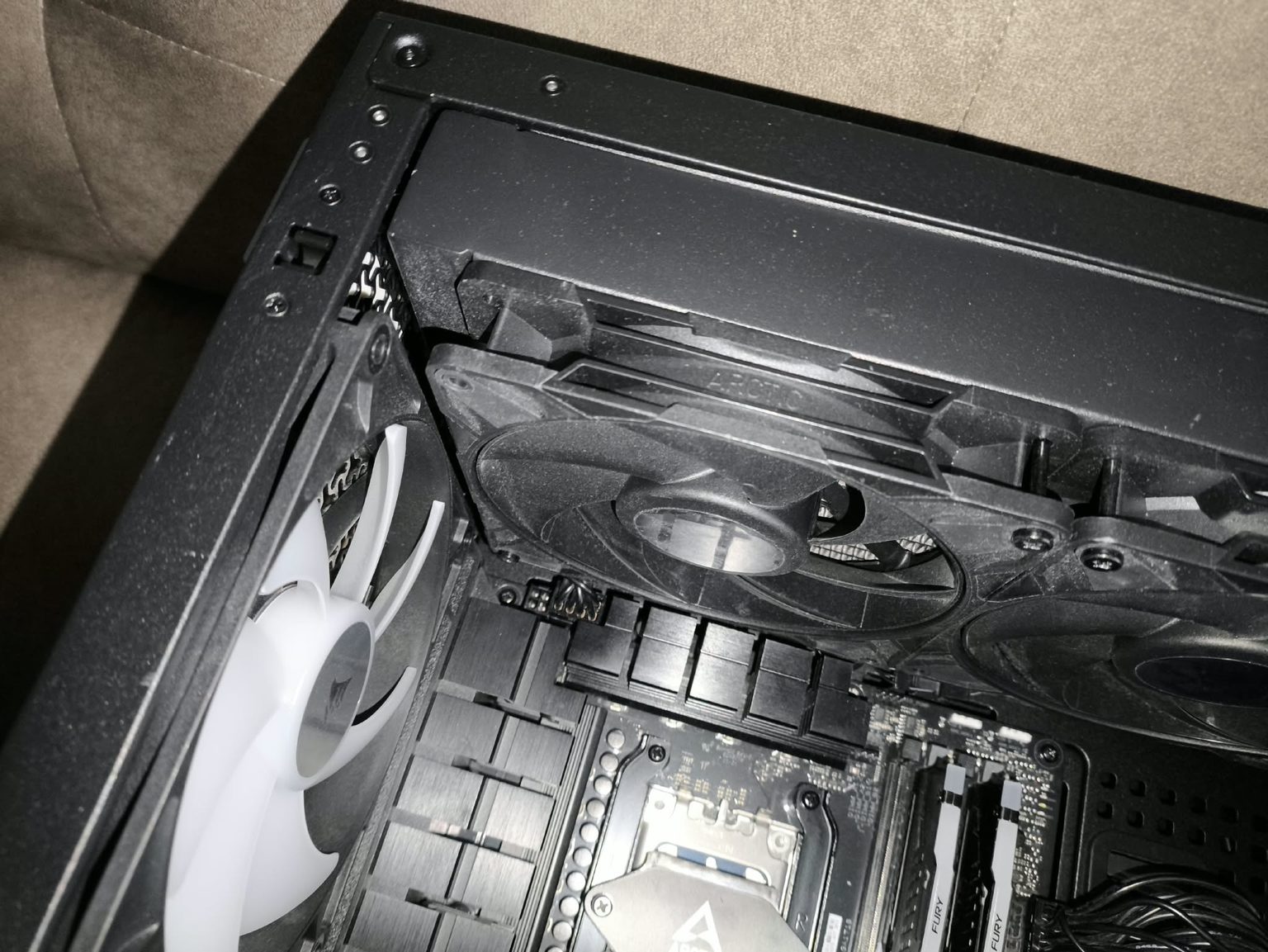 Arctic Liquid Freezer III Pro 420 black - test bardzo wydajnego chłodzenia AIO. Jednak aby go używać, trzeba mieć odpowiednią obudowę