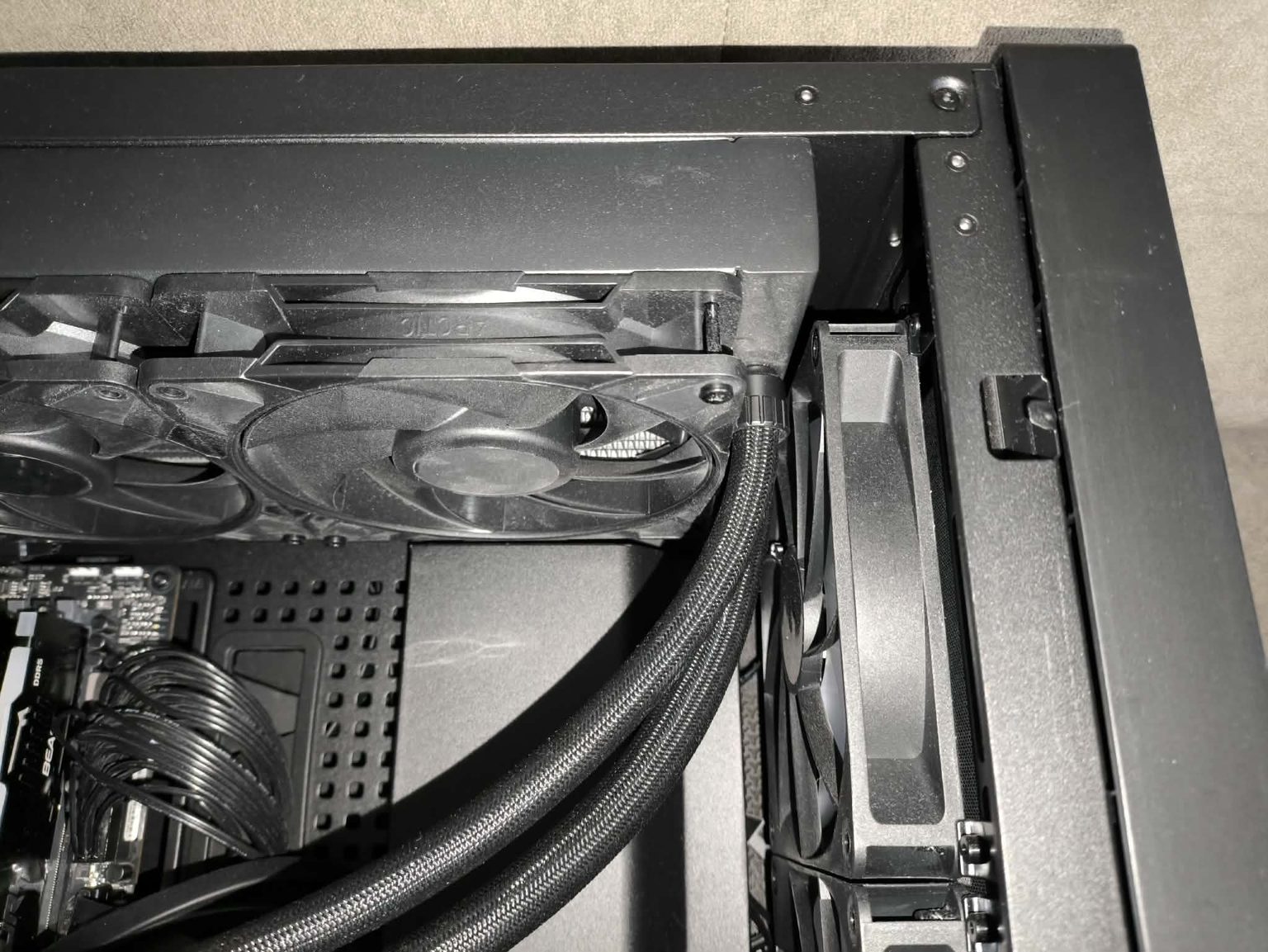 Arctic Liquid Freezer III Pro 420 black - test bardzo wydajnego chłodzenia AIO. Jednak aby go używać, trzeba mieć odpowiednią obudowę