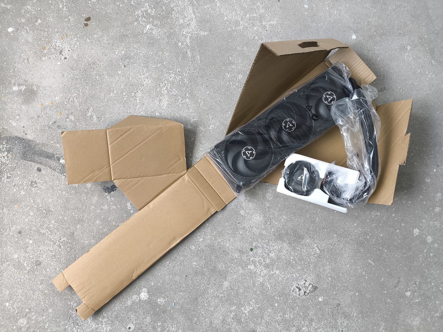 Arctic Liquid Freezer III Pro 420 black - test bardzo wydajnego chłodzenia AIO. Jednak aby go używać, trzeba mieć odpowiednią obudowę