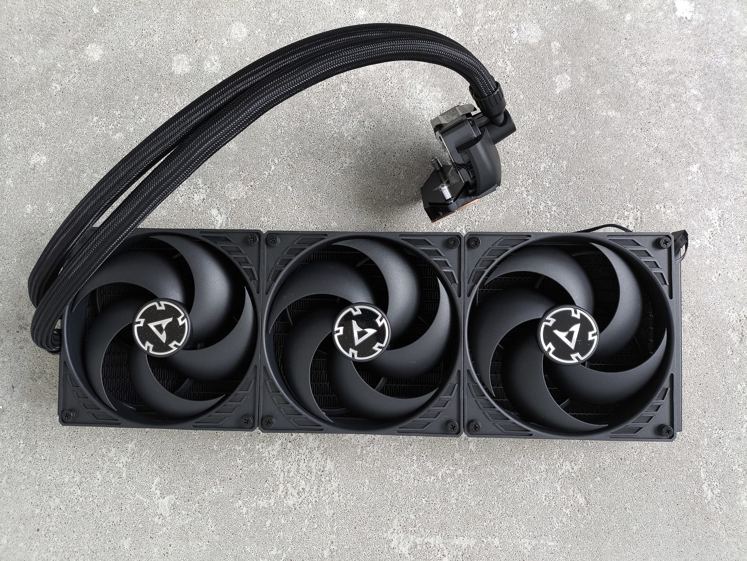 Arctic Liquid Freezer III Pro 420 black - test bardzo wydajnego chłodzenia AIO. Jednak aby go używać, trzeba mieć odpowiednią obudowę
