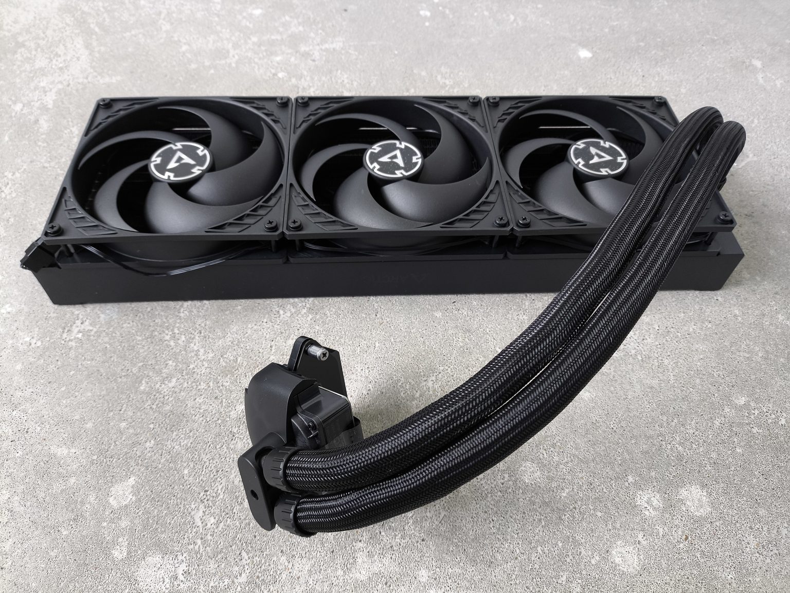 Arctic Liquid Freezer III Pro 420 black - test bardzo wydajnego chłodzenia AIO. Jednak aby go używać, trzeba mieć odpowiednią obudowę