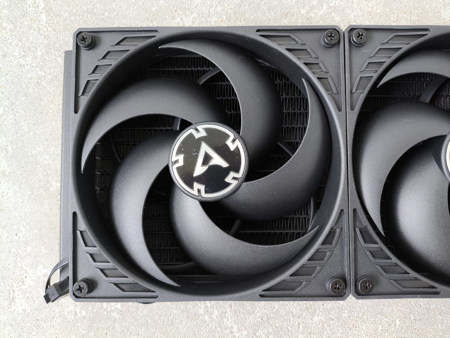 Arctic Liquid Freezer III Pro 420 black - test bardzo wydajnego chłodzenia AIO. Jednak aby go używać, trzeba mieć odpowiednią obudowę