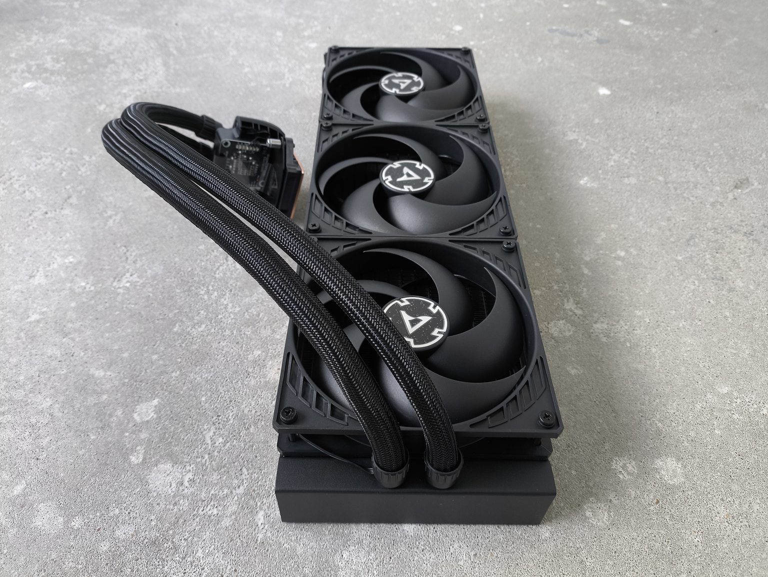 Arctic Liquid Freezer III Pro 420 black - test bardzo wydajnego chłodzenia AIO. Jednak aby go używać, trzeba mieć odpowiednią obudowę