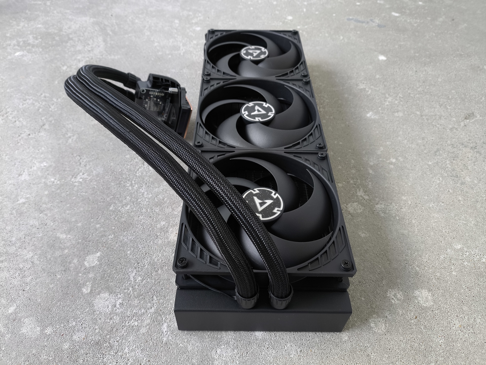Arctic Liquid Freezer III Pro 420 black - test bardzo wydajnego chłodzenia AIO. Jednak aby go używać, trzeba mieć odpowiednią obudowę