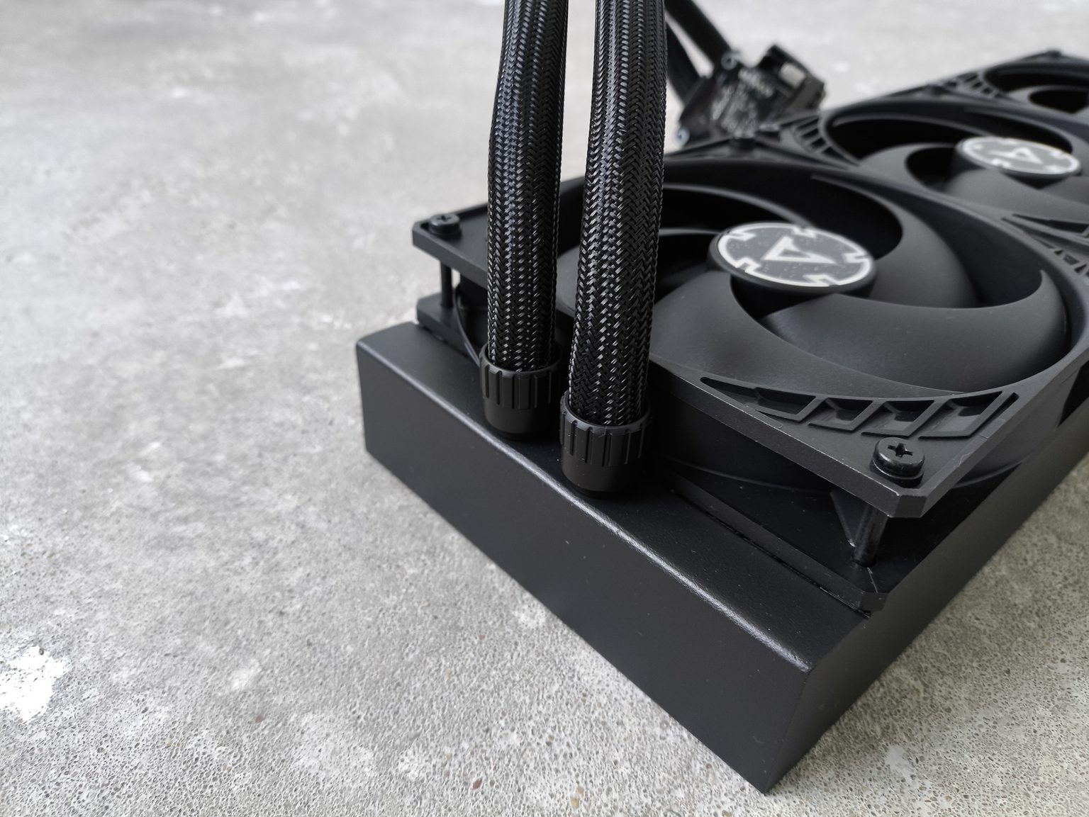 Arctic Liquid Freezer III Pro 420 black - test bardzo wydajnego chłodzenia AIO. Jednak aby go używać, trzeba mieć odpowiednią obudowę