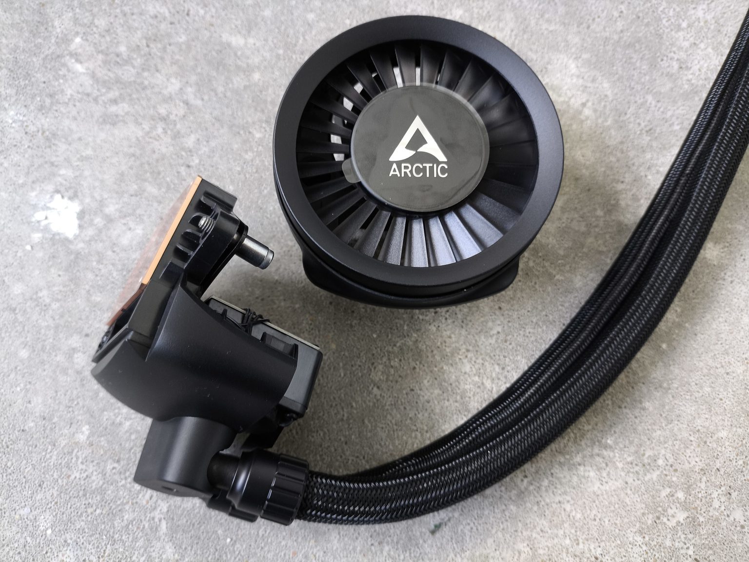 Arctic Liquid Freezer III Pro 420 black - test bardzo wydajnego chłodzenia AIO. Jednak aby go używać, trzeba mieć odpowiednią obudowę
