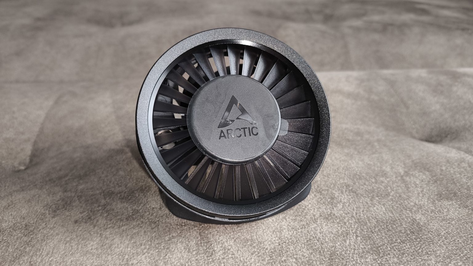 Arctic Liquid Freezer III Pro 420 black - test bardzo wydajnego chłodzenia AIO. Jednak aby go używać, trzeba mieć odpowiednią obudowę
