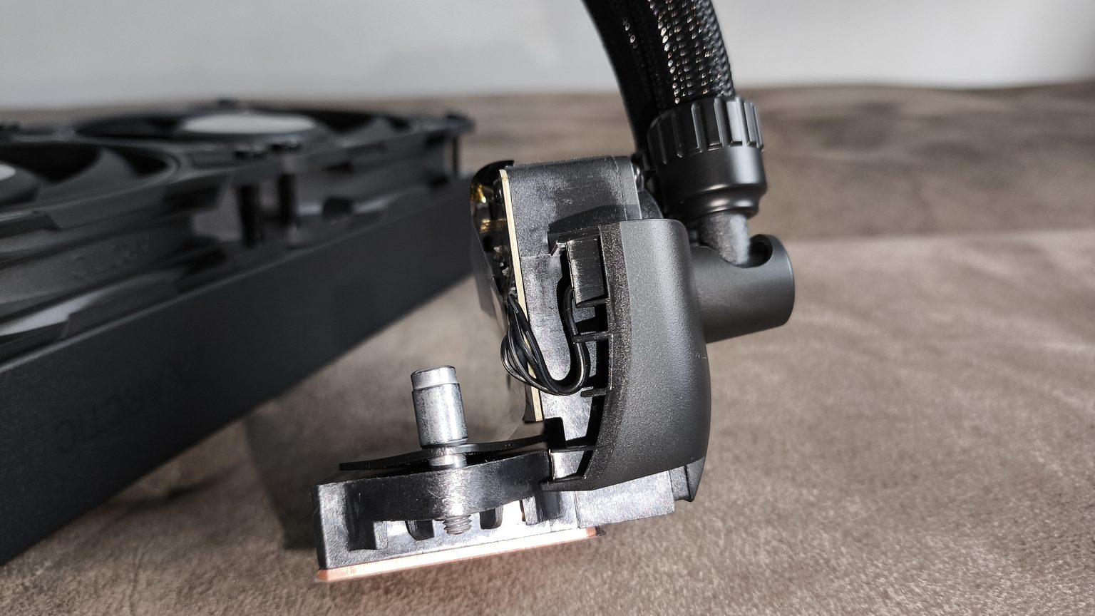 Arctic Liquid Freezer III Pro 420 black - test bardzo wydajnego chłodzenia AIO. Jednak aby go używać, trzeba mieć odpowiednią obudowę