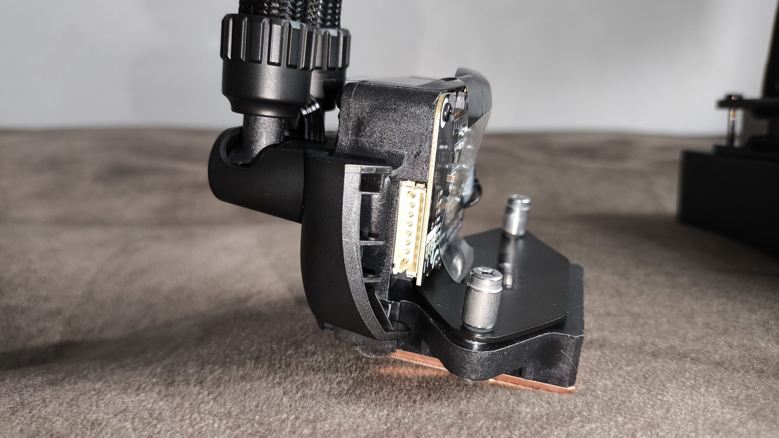 Arctic Liquid Freezer III Pro 420 black - test bardzo wydajnego chłodzenia AIO. Jednak aby go używać, trzeba mieć odpowiednią obudowę