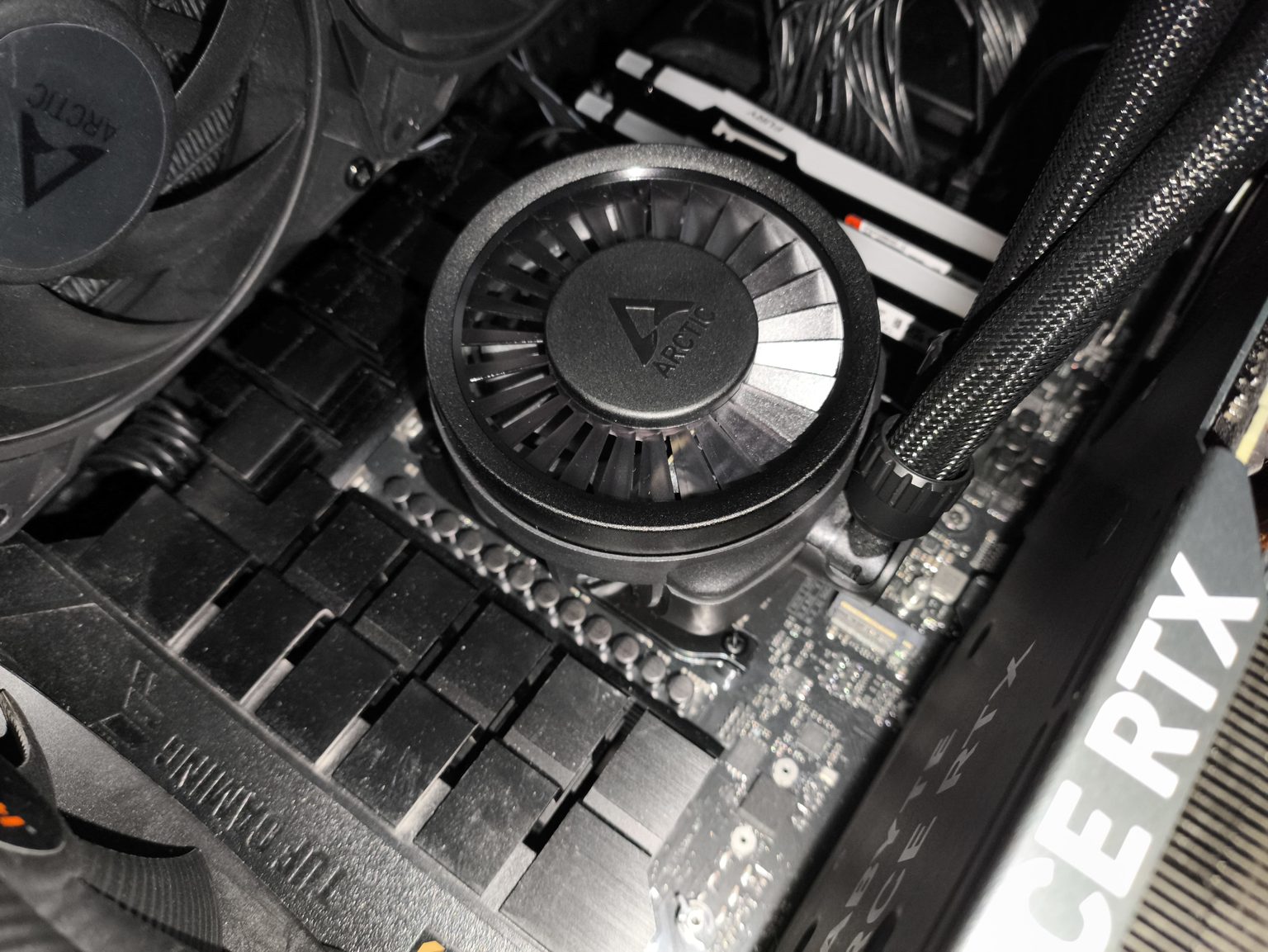 Arctic Liquid Freezer III Pro 420 black - test bardzo wydajnego chłodzenia AIO. Jednak aby go używać, trzeba mieć odpowiednią obudowę