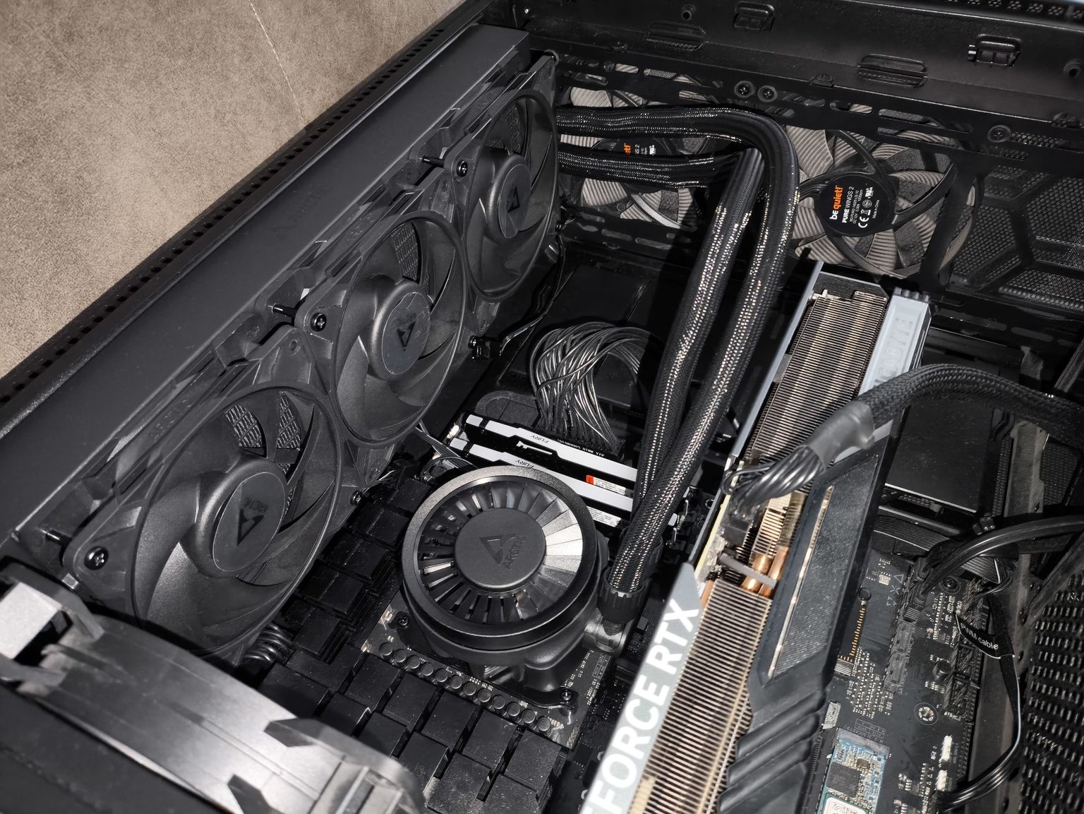 Arctic Liquid Freezer III Pro 420 black - test bardzo wydajnego chłodzenia AIO. Jednak aby go używać, trzeba mieć odpowiednią obudowę