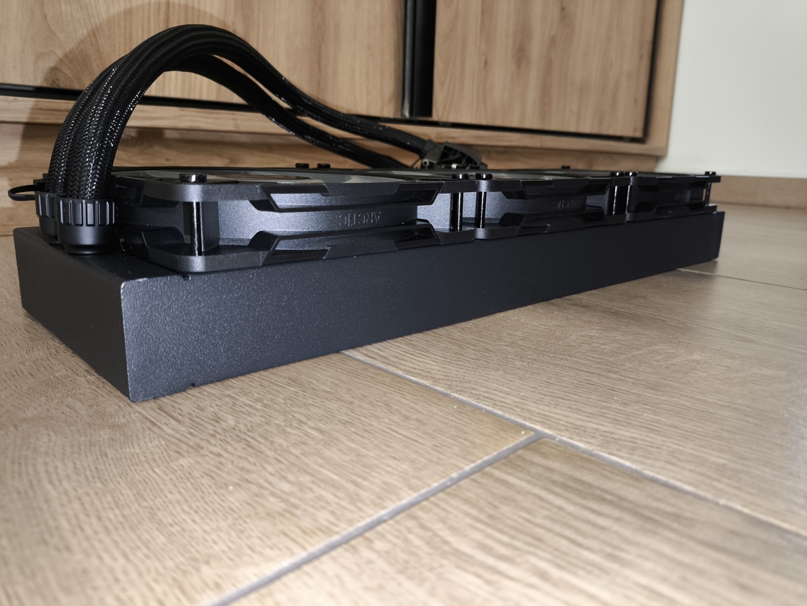 Arctic Liquid Freezer III Pro 420 black - test bardzo wydajnego chłodzenia AIO. Jednak aby go używać, trzeba mieć odpowiednią obudowę