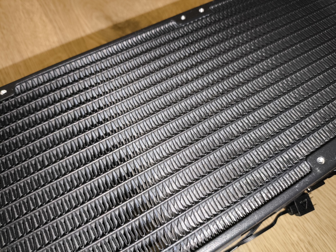 Arctic Liquid Freezer III Pro 420 black - test bardzo wydajnego chłodzenia AIO. Jednak aby go używać, trzeba mieć odpowiednią obudowę