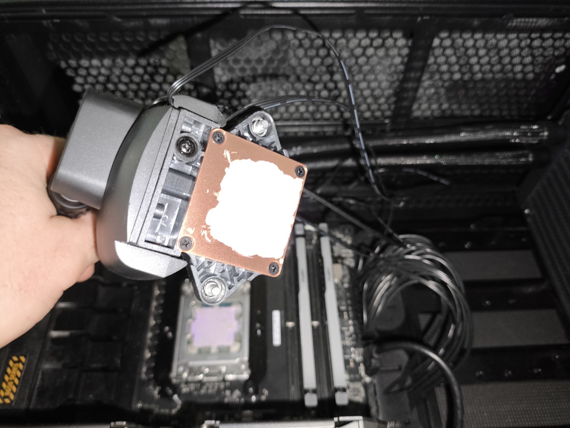 Arctic Liquid Freezer III Pro 420 black - test bardzo wydajnego chłodzenia AIO. Jednak aby go używać, trzeba mieć odpowiednią obudowę