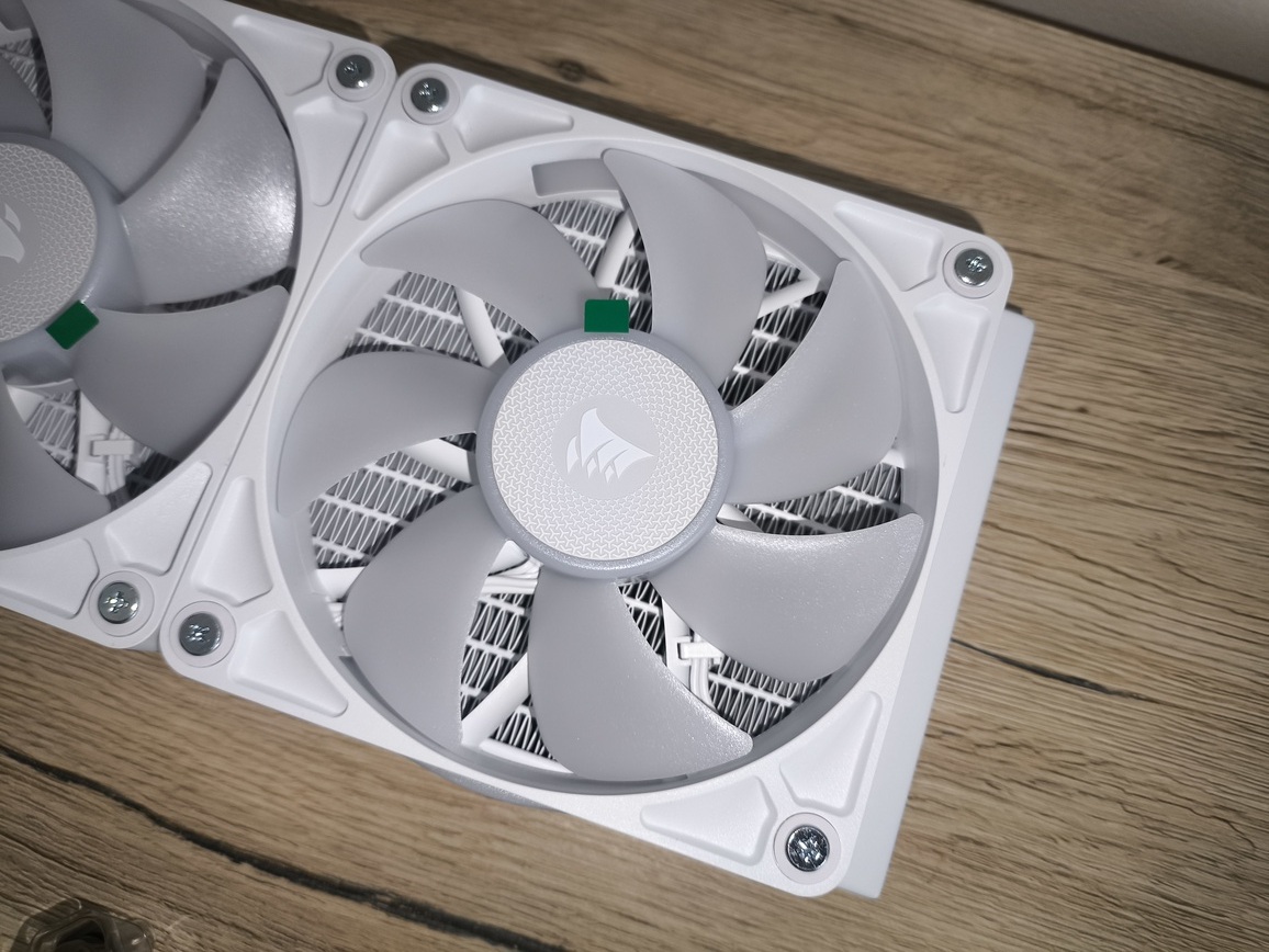 Corsair iCUE LINK TITAN 240 RX LCD - test absurdalnie drogiego chłodzenia AIO jak na rozmiar 240 mm, nawet mimo oferowanych funkcji dodatkowych