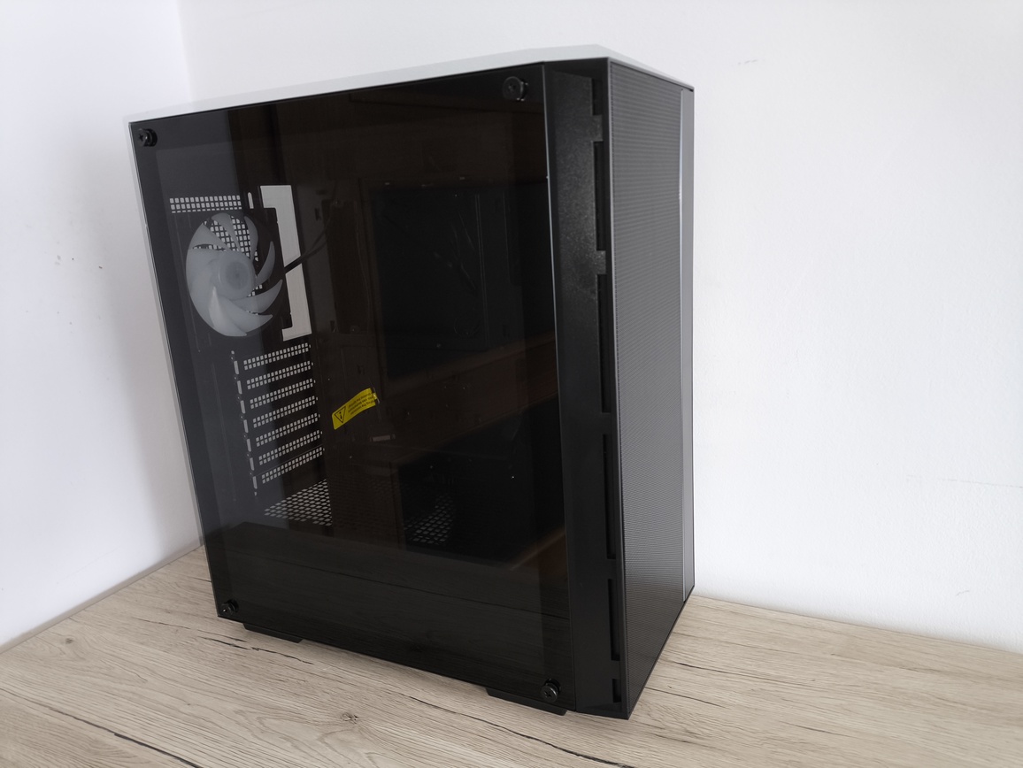 DeepCool Matrexx 55 Mesh V4 C - test obudowy. Dużo miejsca i mocny nacisk na przepływ powietrza, choć sama obudowa jest wybitnie budżetowa