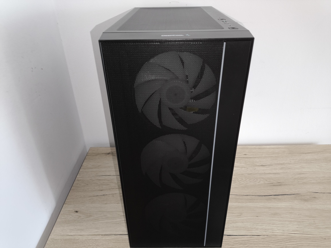 DeepCool Matrexx 55 Mesh V4 C - test obudowy. Dużo miejsca i mocny nacisk na przepływ powietrza, choć sama obudowa jest wybitnie budżetowa